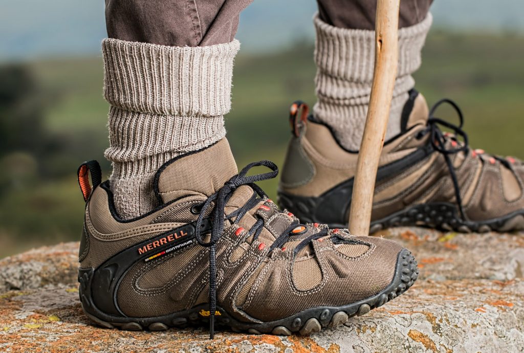 6 Best Low Cut Hiking Shoes for Roofing [includes buying guide]