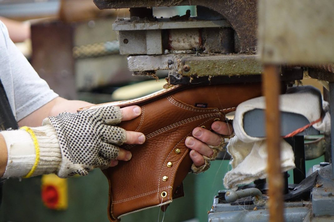 Best Thorogood Roofing Boots Reviews & Buying Guide ( 2024 )